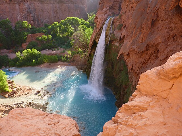 Havasu Falls – Arizona, EUA (Reserva Indígena Havasupai – Grand Canyon): Queda suave e piscina azul-clara no Grand Canyon, ótima para mergulho.
