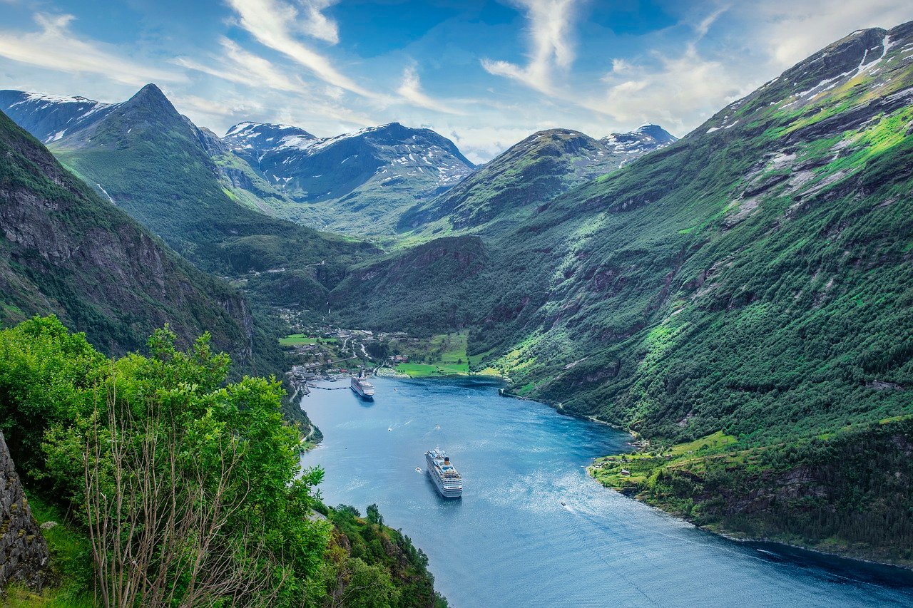 Os fiordes são uma formação natural que se caracteriza por uma grande abertura de mar entre montanhas rochosas, causada pela erosão de glaciares (geleiras). Uma atração e tanto no turismo. Veja alguns que enchem os olhos. 