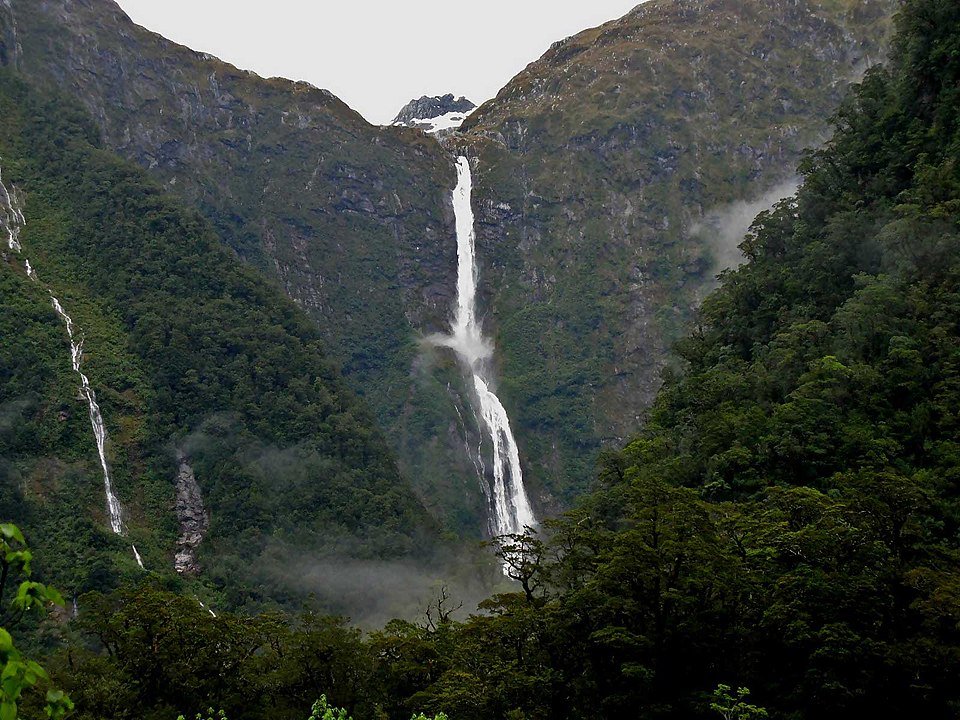 Sutherland Falls – Fiordland, Nova Zelândia (Parque Nacional de Fiordland): Uma das maiores do país, mas com piscinas naturais calmas.

