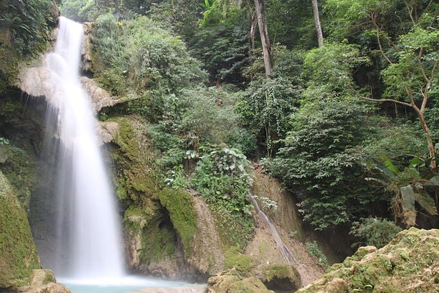 Kuang Si – Luang Prabang, Laos (Parque Nacional de Tat Kuang Si): Água azul-turquesa, poços tranquilos e ambiente paradisíaco na floresta.
