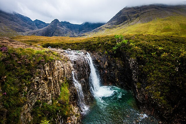 Fairy Pools – Ilha de Skye, Escócia (Parque Nacional das Highlands Escocesas): Poços naturais de águas cristalinas e correnteza fraca.
