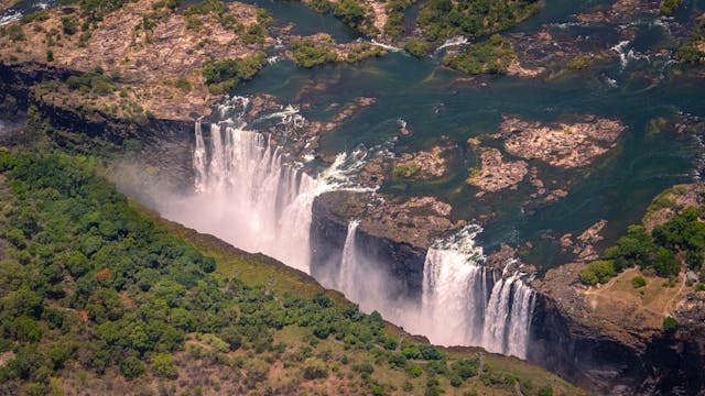 Victoria Falls (Devil’s Pool) – Zâmbia/Zimbábue (Parque Nacional das Cataratas Vitória): No topo da cachoeira há um ponto seguro para banho sem correnteza.
