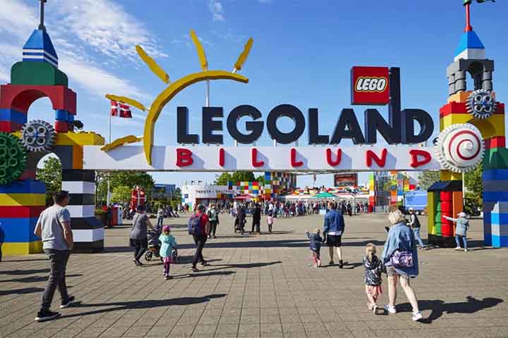 Além dos brinquedos, a marca diversificou sua atuação com filmes, videogames e parques temáticos, como os Legoland Resorts, localizados em várias partes do mundo.