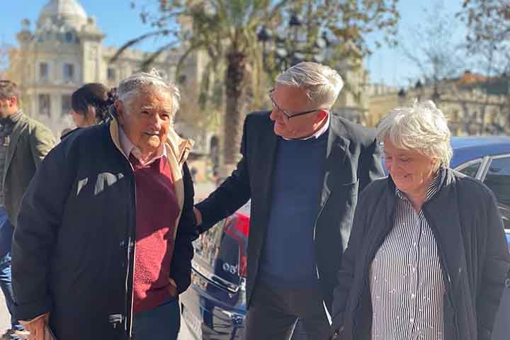 Ele se dirigiu ao povo uruguaio com uma mensagem de convivência com as diferenças. “O que eu quero é me despedir dos meus compatriotas. É fácil ter respeito por aqueles que pensam como você, mas você tem que aprender que a base da democracia é o respeito por aqueles que pensam diferente, sublinhou. 
