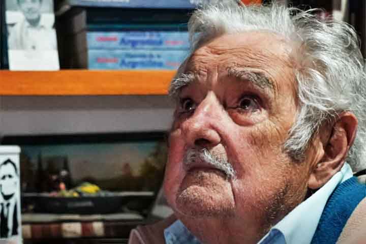 O câncer no meu esôfago está se espalhando para o meu fígado. Não consigo pará-lo com nada. Por quê? Porque sou um homem velho e porque tenho duas doenças crônicas. Não posso fazer nem um tratamento bioquímico, nem uma cirurgia porque meu o corpo não aguenta, afirmou.
