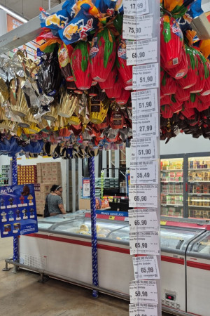 Para driblar o contexto, a variedade de produtos nos supermercados tem sido uma aposta.