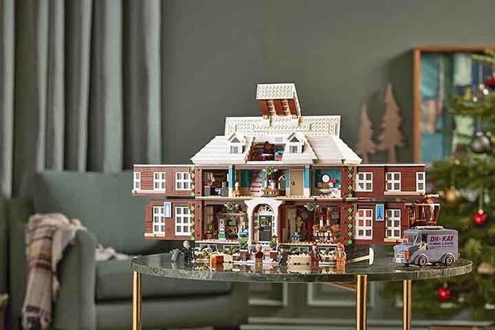 A partir disso, a Lego expandiu sua linha de produtos, criando temas como cidades, castelos, espaço, piratas, e, mais recentemente, séries inspiradas em franquias famosas, como Star Wars, Harry Potter, e Marvel.