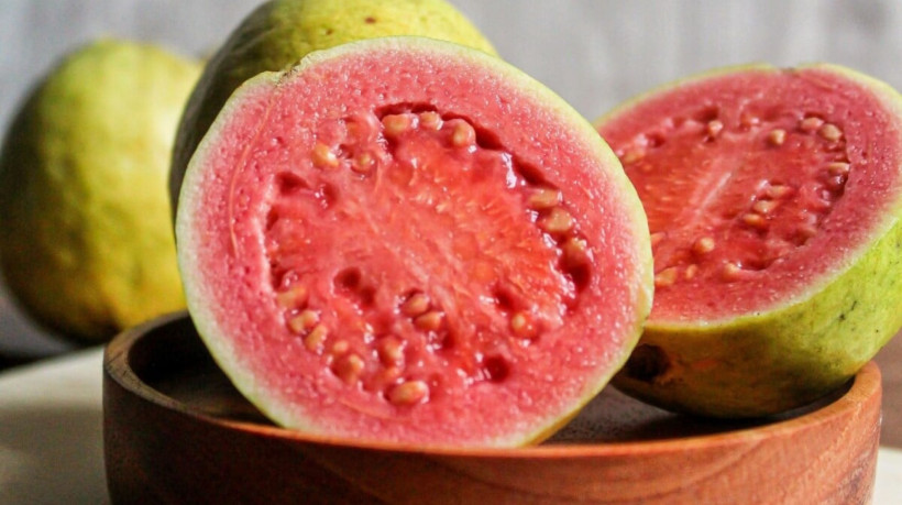 A goiaba é rica em vitaminas e nutrientes essenciais (Imagem: Muklis_7 | Shutterstock)