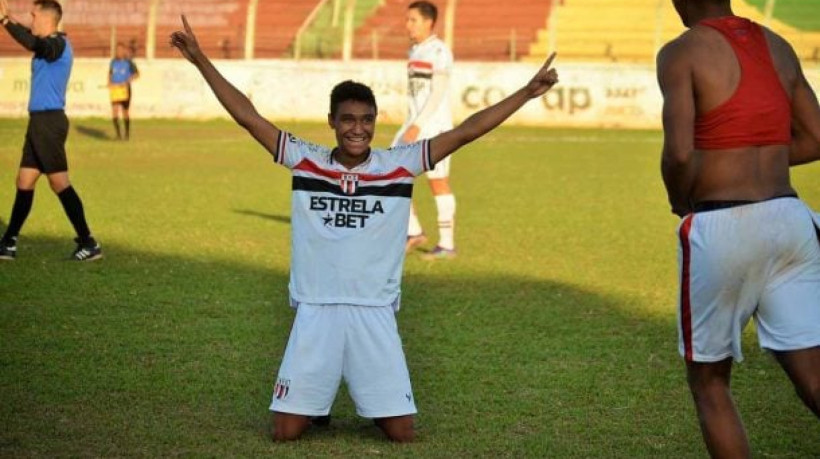 Jogador de 19 anos, que chegou a entrar em procedimento de morte cerebral, respira sem ajuda de aparelhos, mas quadro ainda requer cuidado