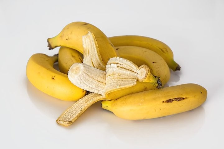 Dos alimentos mais conhecidos que envolvem esse nutriente está a banana, que tem grandes quantidades e ajuda na regulagem dos fluidos do corpo.