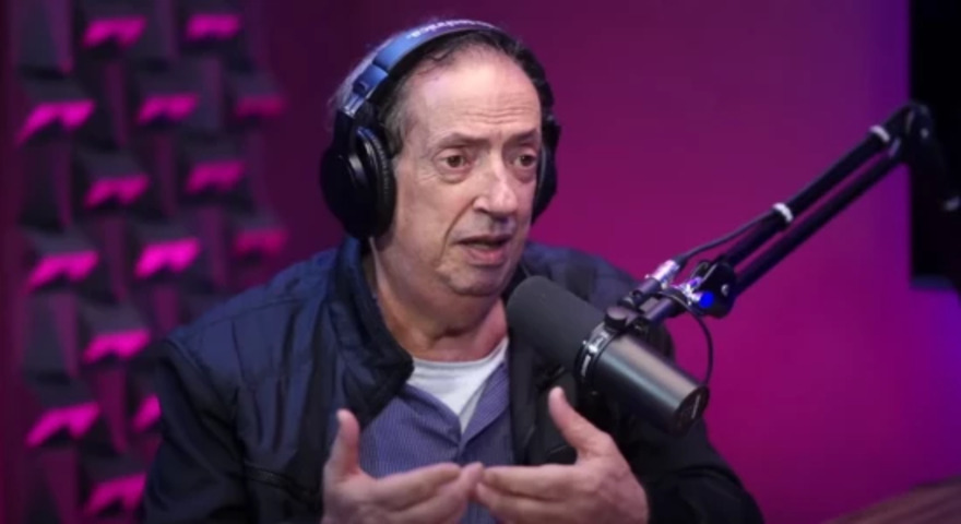 “Oi, gente, estou precisando muito de trabalho. Quero trabalhar porque preciso ter a minha dignidade de volta. Estou bem, melhorando (de uma cirurgia). Estou sem comer desde ontem. Por favor, me ajude”, suplicou.