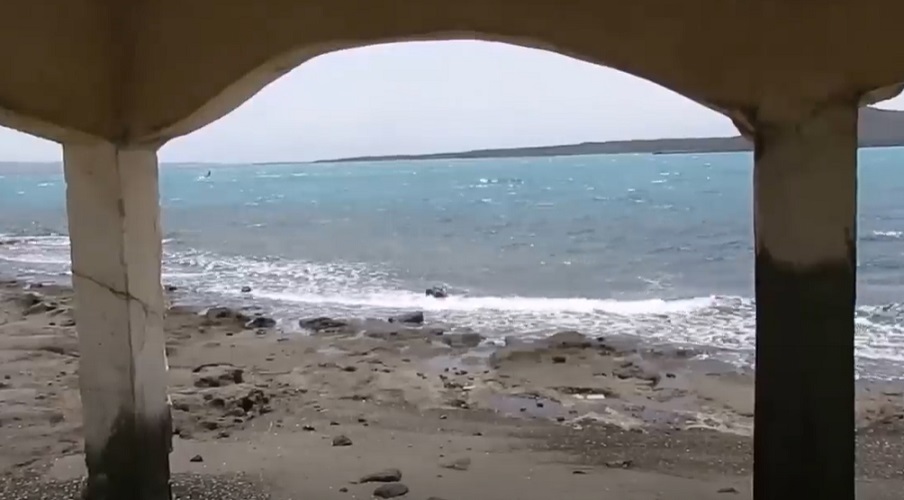 País: Djibuti - Continente: África/ População: aproximadamente 883.000 habitantes/ Descrição: situado na costa do Corno de África, Djibuti é um importante ponto estratégico e comercial. A economia é baseada no comércio, serviços e transporte