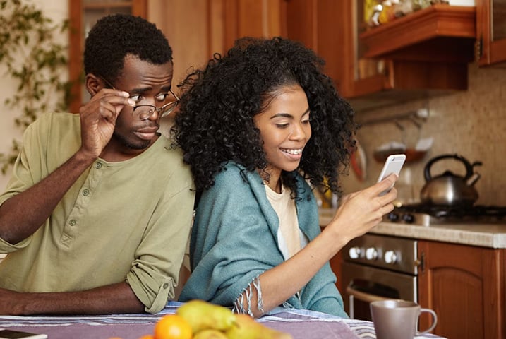 Outra coisa grave é a pessoa exigir que a vítima dê suas senhas das redes sociais, além de aparelhos como celular e computador. 