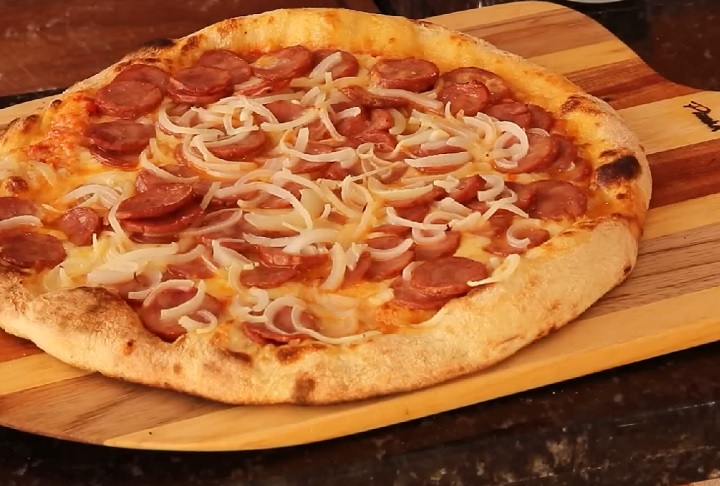 1º) Calabresa (59% dos pedidos): A pizza de calabresa é uma criação brasileira, apesar do nome remeter à região da Calábria, na Itália. A linguiça calabresa, ingrediente principal desse sabor, é uma adaptação brasileira das linguiças italianas.