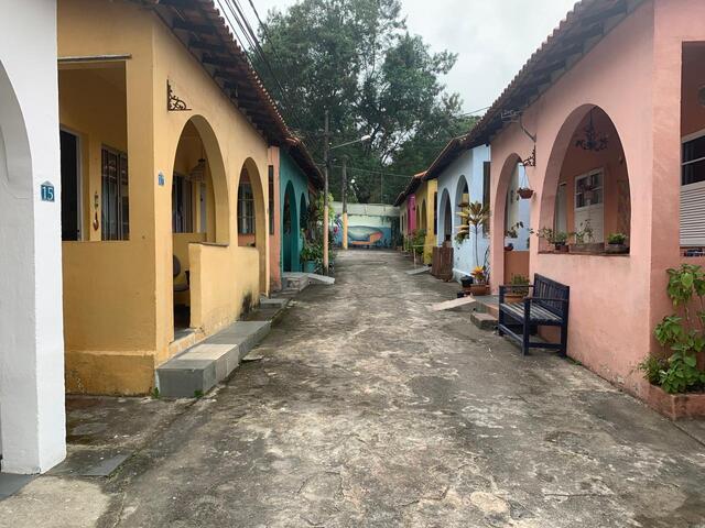 Localizado no bairro Pechincha, na zona oeste do Rio de Janeiro, o Retiro dos Artistas é uma instituição sem fins lucrativos que acolhe artistas em condições de vida precárias, com dificuldades financeiras ou sem suporte familiar.
