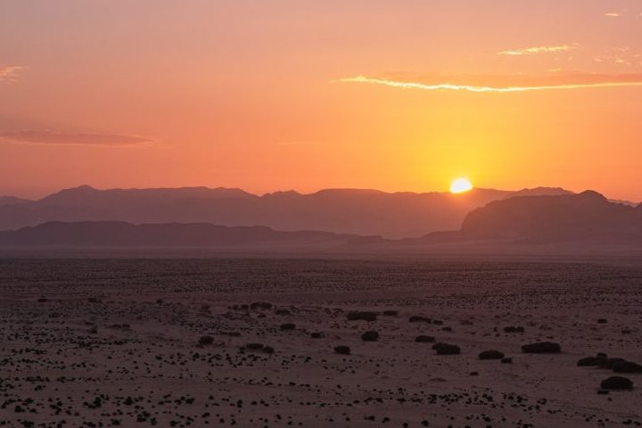 O deserto desempenha um papel importante na geografia do Iraque, separando o país de seus vizinhos ocidentais, como a Síria, a Jordânia e a Arábia Saudita.