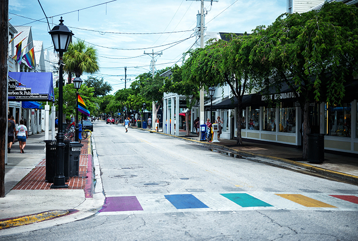 A rua tem cerca de 2 km de comprimento e atravessa toda a ilha. Ela é muito famosa por atrair turistas que querem fazer compras de roupas e eletrônicos a preços populares. Além disso, tem várias praias nas redondezas.