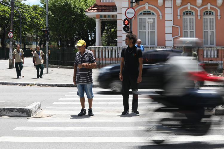 Faixa em X no cruzamento da Av. da Universidade com 13 de maio