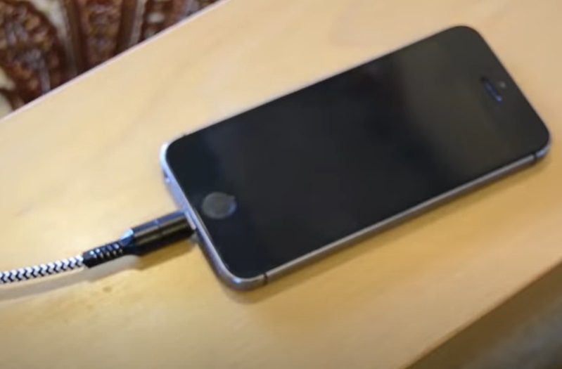 Uma peça que também costuma ser esquecida é carregador de celular, já que os terminais possuem tomadas para recarga. E as pessoas estão sempre em busca de uma tomada. Aí se distraem conversando ou lendo algo sobre a cidade de destino, pegam o celular correndo e vão embora sem o carregador. 