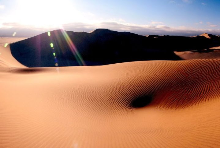 O deserto do Namibe, um dos mais antigos do mundo, ocupa grande parte da costa namibiana. Suas dunas gigantescas e paisagens áridas são de tirar o fôlefo.