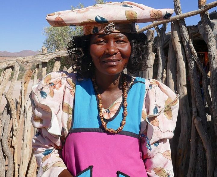 Os herero são conhecidos por suas vestimentas tradicionais influenciadas pela era colonial alemã.