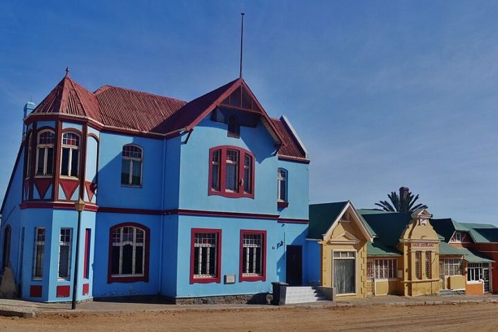 A influência alemã é particularmente evidente na arquitetura de algumas cidades, como Swakopmund e Lüderitz (foto).