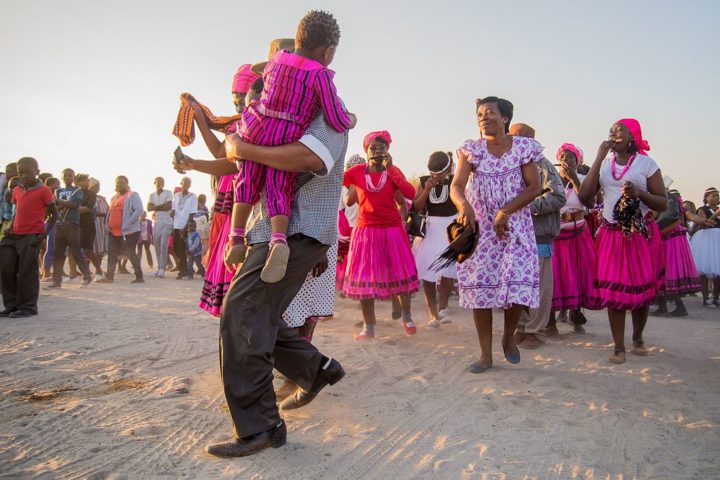 Um dos aspectos mais notáveis da Namíbia é sua rica diversidade cultural. O país abriga vários grupos étnicos, como os Ovambo, que constituem a maior parte da população.