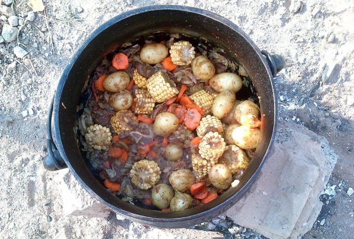 A carne, especialmente a caça, é um componente importante na dieta namibiana, e pratos como o biltong (carne seca) e o potjiekos (um tipo de ensopado cozido lentamente) são populares.