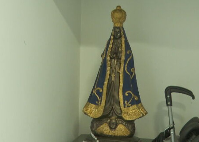 Alguns objetos atraem a curiosidade. Um que chamou atenção recentemente foi uma imagem de Nossa Senhora Aparecida.