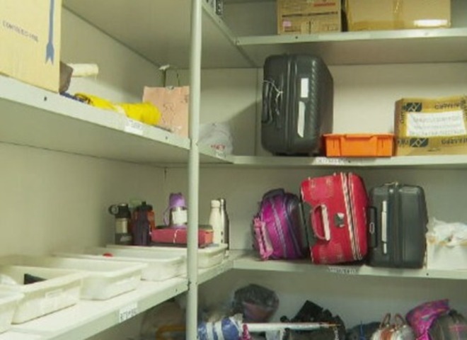 Quando ninguém aparece para recuperar o objeto no Setor de Achados e Perdidos, a administração do aeroporto faz doação em massa para entidades de auxílio social. 