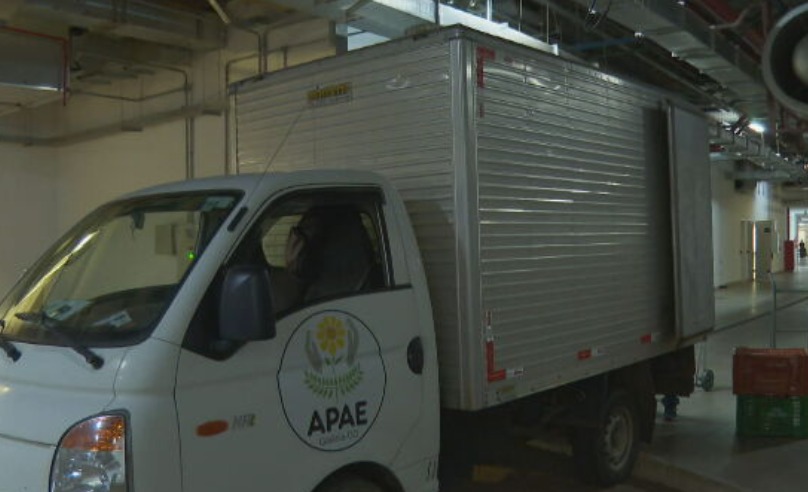  Em 2023, milhares de itens foram doados para a Apae, a Associação de Pais e Amigos dos Excepcionais. A entidade enviou caminhões aos terminais para a coleta dos objetos e fez uma triagem.