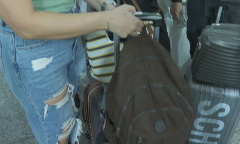 Geralmente, quem esquece objetos em aeroportos tem um prazo de até três meses para buscar. Mas muita gente nem retorna para a cidade onde esqueceu o objeto. Muitas só percebem o esquecimento quando já estão no avião ou na cidade de destino da viagem.