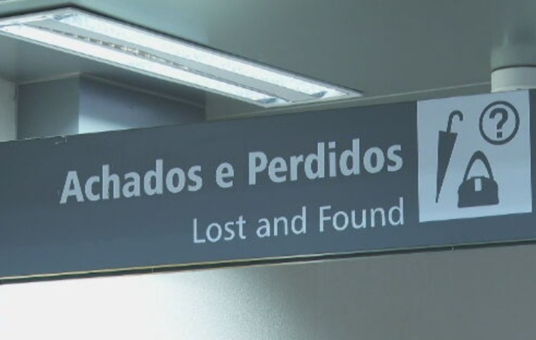 Quando isso acontece, os objetos são encaminhados pelos funcionários para o Setor de Achados e Perdidos, que todos os aeroportos mantêm, com uma equipe para armazenar as peças por determinado período e atender quem aparece para buscá-las. 