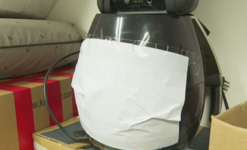 Há também objetos maiores, que não poderiam ser levados como bagagem de mão. E, portanto, são esquecidos antes mesmo que o passageiro faça o check-in para despachar a bagagem. É o caso de eletrodomésticos, como um AirFryer deixado por alguém no aeroporto de Goiânia. 