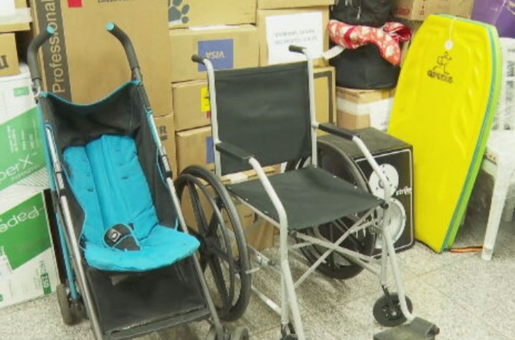 E acredite: também deixaram uma cadeira de rodas largada no aeroporto e alguém levou para o setor de Achados e Perdidos. Assim como um carrinho de bebê e uma prancha!