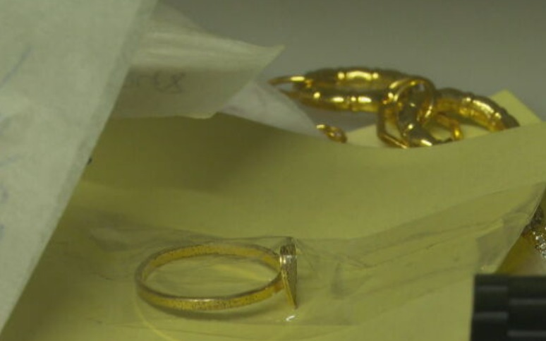 Também é frequente o esquecimento de joias ou bijuterias. Geralmente, as mulheres retiram anéis na hora de lavar as mãos, no banheiro, e acabam esquecendo em cima da pia. 