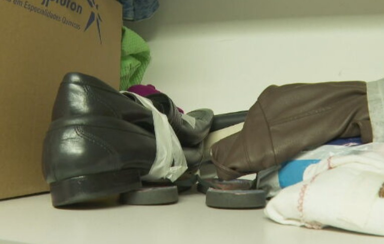 No setor de Achados e Perdidos, encontra-se de tudo.  Entre os objetos , é comum haver peças de uso pessoal, como sapatos, óculos e roupas. 