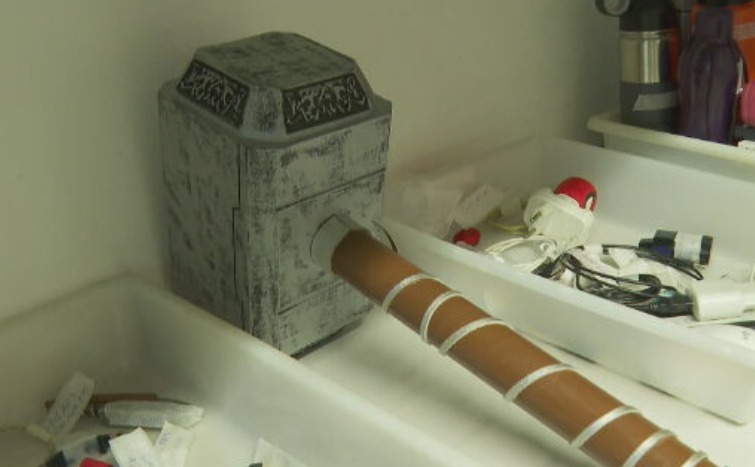 E já houve quem esquecesse até o Martelo de Thor, o objeto que marca o poder do super-herói da Marvel. Esse tipo de peça atrai a curiosidade dos funcionários. 