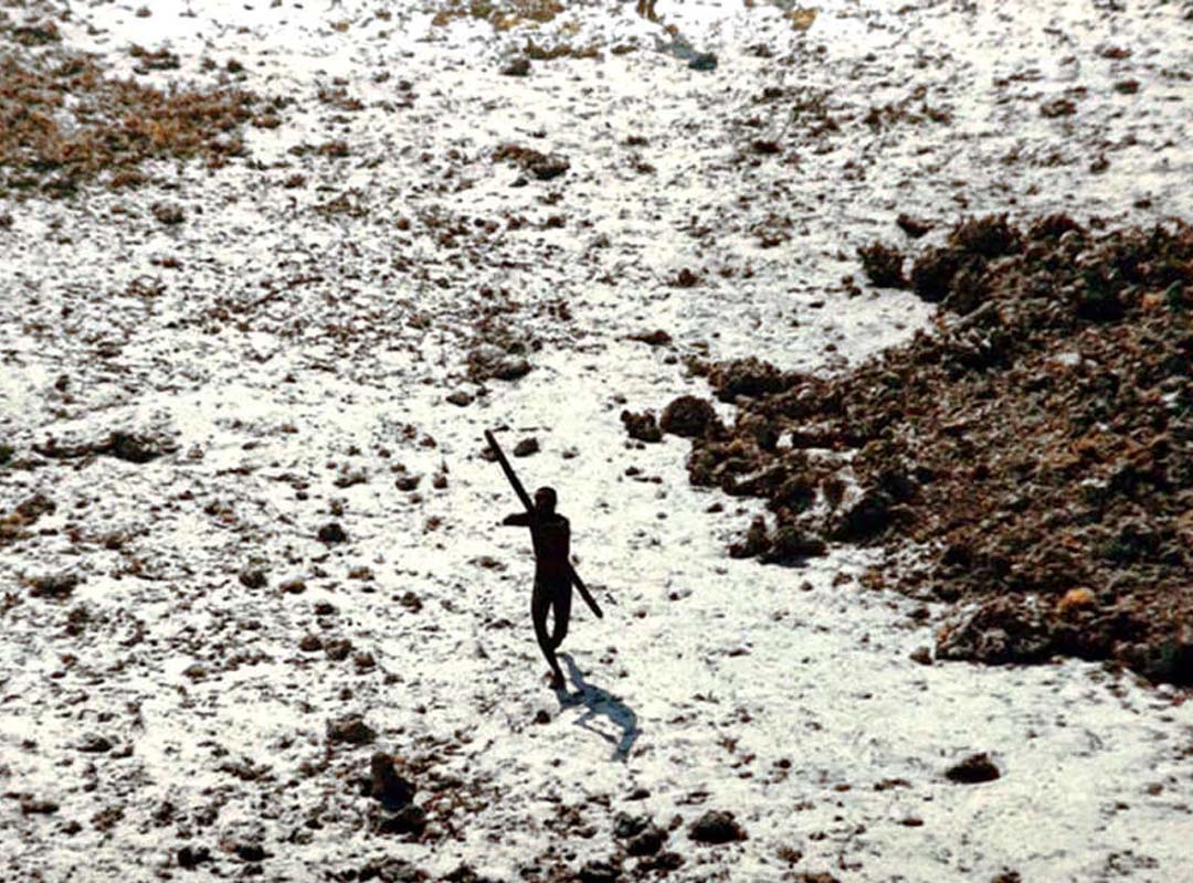Os sentineleses vivem na Ilha de Sentinela do Norte e são avessos a qualquer possibilidade de contato com pessoas de outros lugares.