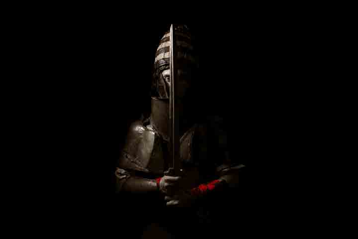 O traje é completo com protetores de braços e pernas e um capacete decorado com pedaços de presa de javali. Como escreveu Tom Metcalfe, da National Geographic ,a armadura “não é elegante ou vistosa, mas um traje enorme e pesado que lembra uma fornalha móvel”. 