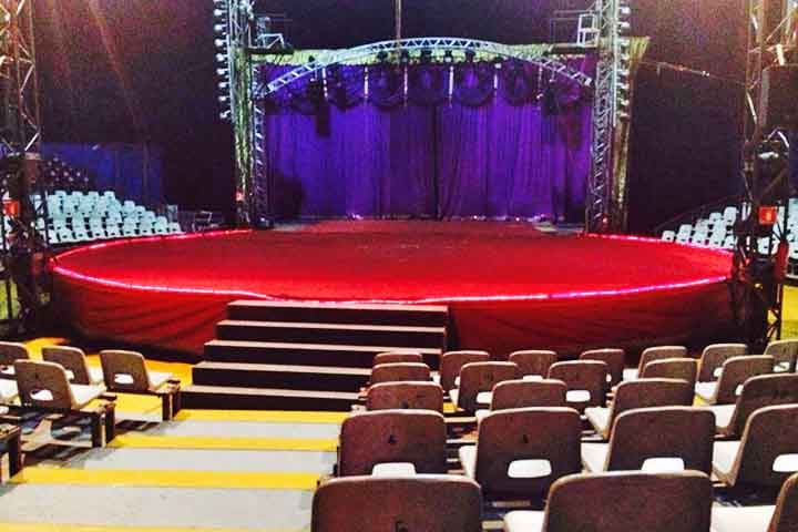 Em solo brasileiro, já havia os ciganos que vieram da Europa, onde eram perseguidos. Entre suas especialidades, incluíam-se a domadores de ursos, o ilusionismo e as exibições com cavalos.