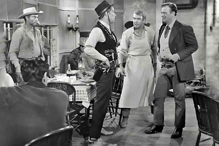 “O Homem que Matou o Facínora” - Mais um clássico de John Ford obrigatório para os amantes do gênero. A trama é liderada pelos icônicos James Stewart e John Wayne.
