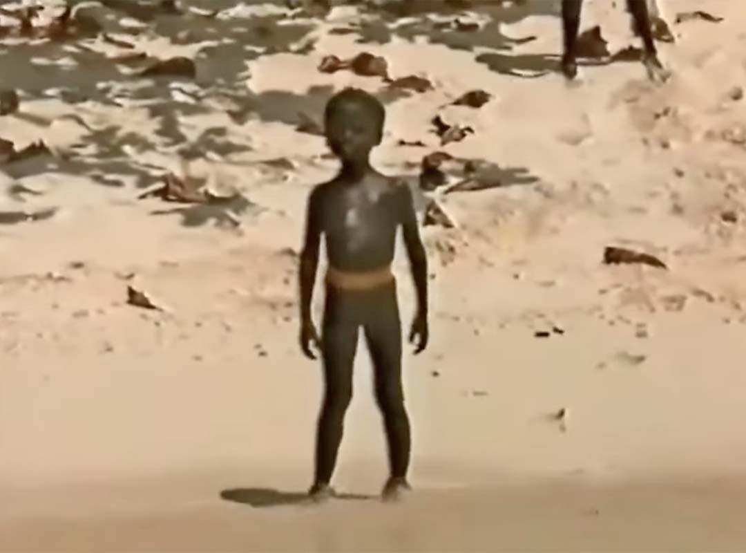 O povo, que vive uma área pequena de floresta na ilha, teria se originado de uma migração da África há 60 mil anos. 