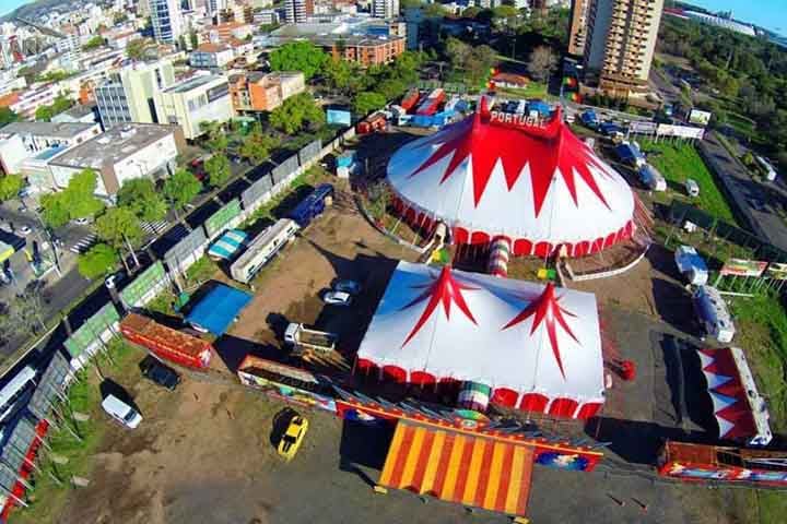 O termo circo vem do latim circus, referência ao formato circular das arenas. Nesse universo, muitos artistas circenses pertencem a famílias com gerações dedicadas à prática.