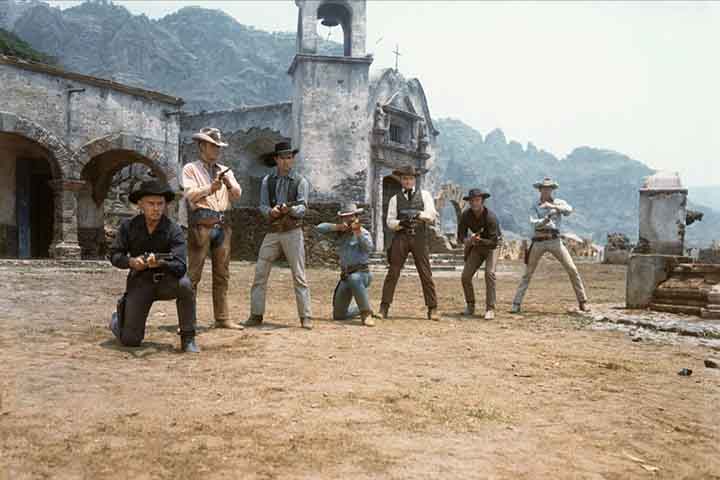 “Sete Homens e um Destino” (1960) - Com direção de John Sturges, o clássico é uma versão western de “Os Sete Samurais”, do japonês Akira Kurosawa. Em 2016, o longa ganhou um remake do cineasta Antoine Fuqua com Denzel Washington no papel principal.