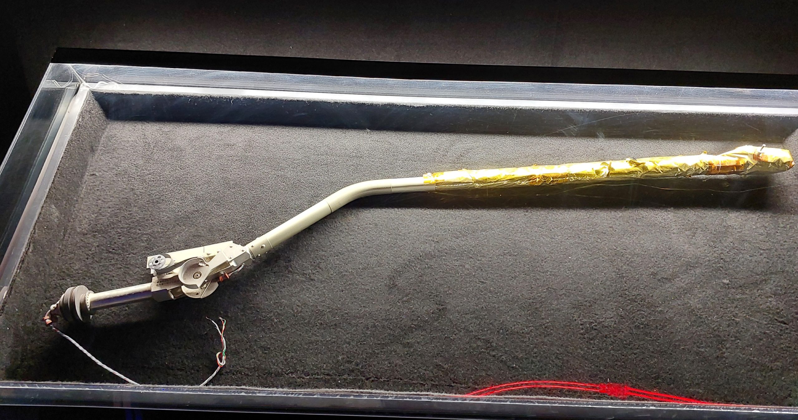 Trajes e acessórios espaciais, além de partes originais dos foguetes, compõem o acervo em exibição nas salas. 
