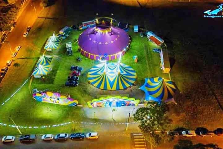 Nos séculos XVIII e XIX, os circos tornaram-se itinerantes, viajando em caravanas e apresentando-se em tendas, o que permitiu sua disseminação pelo mundo. 