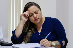 FORTALEZA, CEARÁ, BRASIL, 27-03-2025: Carla Queiroz em especial sobre Covid, fala um pouco sobre os problemas do pós pandemia. (Foto: Samuel Setubal/ O Povo)