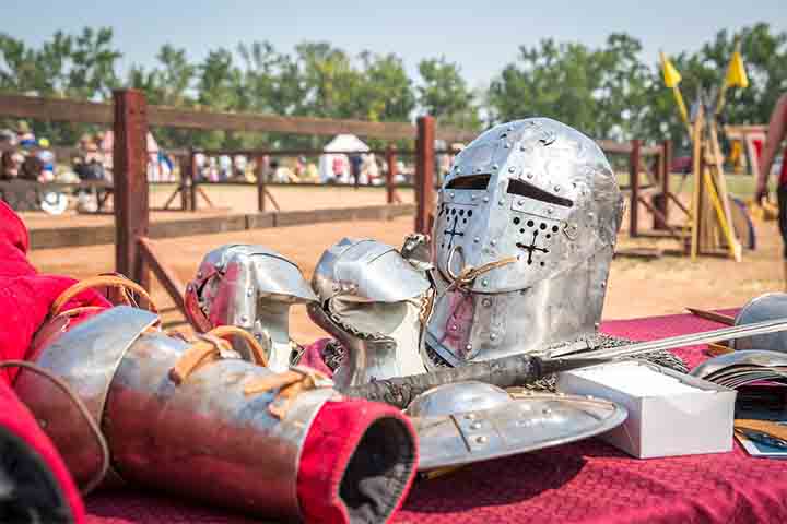 “Agora entendemos, apesar da sua aparência incómoda à primeira vista, que não só é flexível o suficiente para permitir quase todos os movimentos de um guerreiro a pé, mas também resistente o suficiente para proteger o usuário da maioria dos golpes”, disseram no estudo.