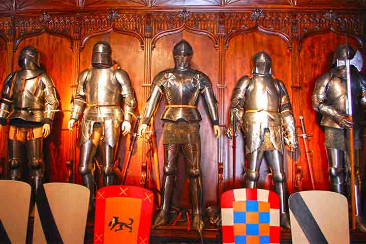 “Uma vez que não existem relatos históricos ou descrições da Idade do Bronze tardia grega sobre o âmbito e a utilização de armaduras do tipo Dendra, recorremos a um relato fundamental — e único — sobre guerras, batalhas e combates individuais: o relato épico de Homero sobre os 10 dias da Guerra de Troia, a Ilíada”, explicaram.